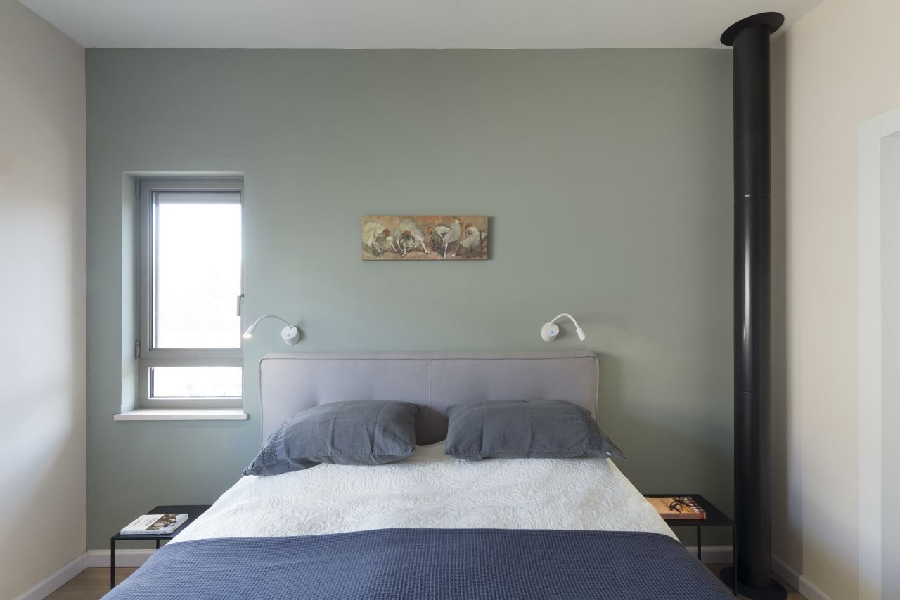 מעצבת פנים בצפון - קיר כחול בחדר שינה- בית דיקמן