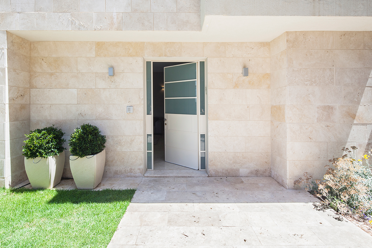מעצבת פנים בצפון- דלת כניסה לבית- בן יאיר- חיפה